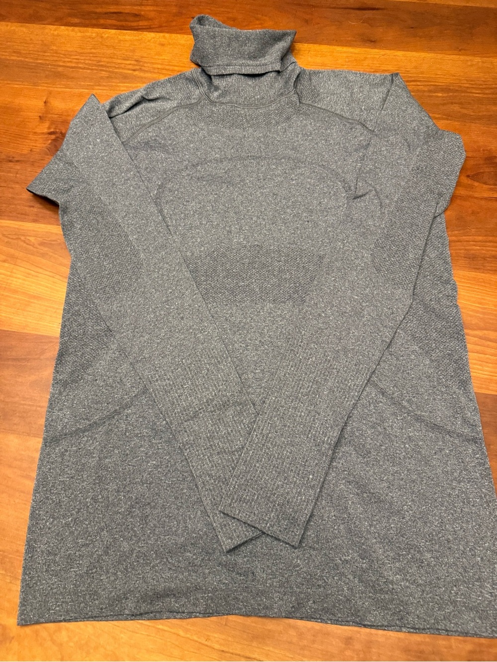 LULULEMON Women’s Run Swiftly Turtleneck Gray/Black Turtleneck size 12 EUC